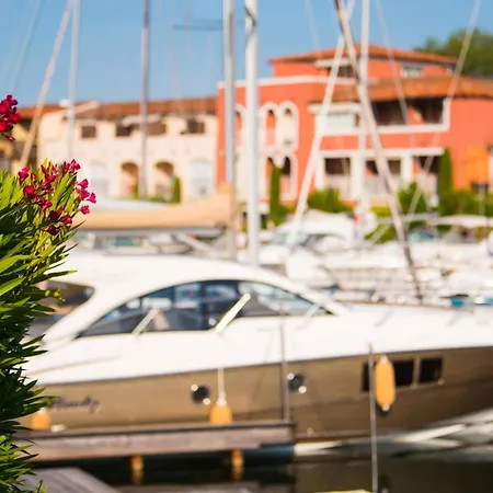 Fully Renovated 2-room With Ac A Large Balcony In The Center * Grimaud