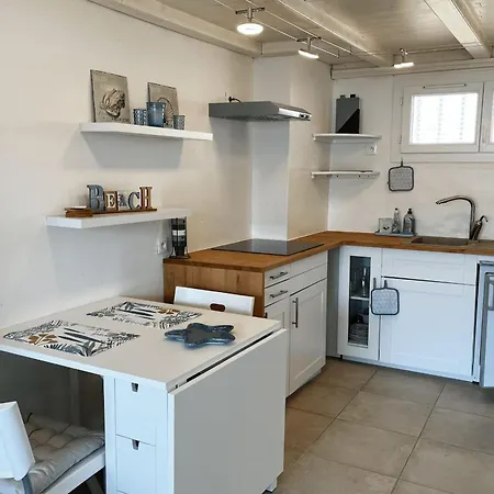 Fully Renovated 2-room With Ac A Large Balcony In The Center Apartment
